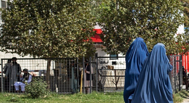 Mulheres sofrem com as medidas restritivas do Afeganistão