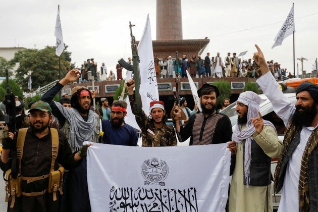 O Talibã e seus apoiadores agitaram a bandeira branca e preta do grupo nas ruas do Afeganistão, nesta segunda-feira (15), para comemorar um ano desde que o grupo marchou para a capital e tomou o poder após uma série impressionante de vitórias no campo de batalha