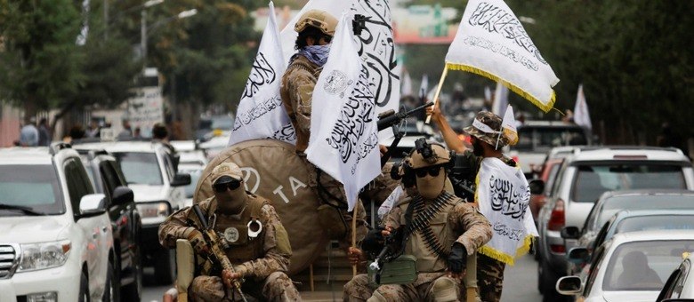 Integrantes do Talibã comemoram, em imagem de 2022, um ano no poder no Afeganistão (Ali Khara/Reuters - 15.8.2022)