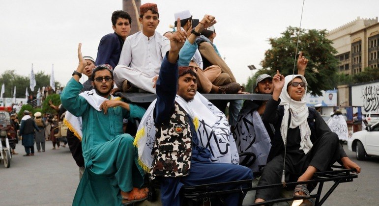 Manifestantes celebram o primeiro ano da retomada do Afeganistão por parte do Talibã