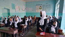 'O que fizemos de mau?', perguntam estudantes afegãs proibidas de frequentar a escola