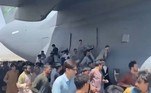 O caos reinou no aeroporto, onde várias pessoas morreram esmagadas tentando chegar à pista em meio à retirada apressada das forças internacionais. Estrangeiros e afegãos que contribuíram com os governos americanos e europeus embarcaram em aviões superlotados para fugir das consequências do retorno do Talibã ao poder