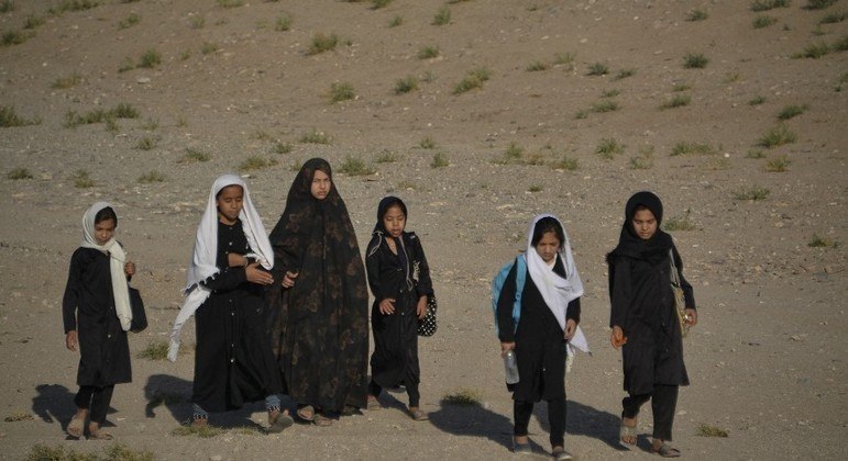 Talibã afirma que meninas afegãs vão poder voltar para as salas de aula em breve