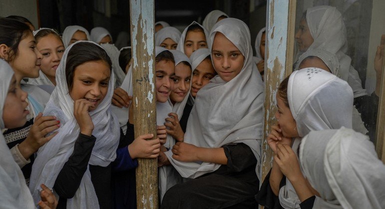 Talibãs permitiram que meninas adolescentes voltassem às salas de aula 