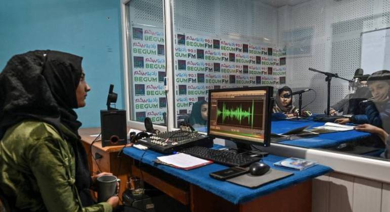 Alunas assistem a aula transmitida pela Rádio Begum, em Cabul