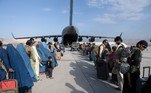 Apenas o aeroporto internacional de Cabul e seus arredores permaneciam sob controle das tropas americanas. Nas últimas duas semanas de agosto, houve uma gigantesca operação de retirada no local