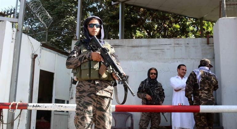 Soldados do Talibã fazem a segurança na maior parte de Cabul atualmente
