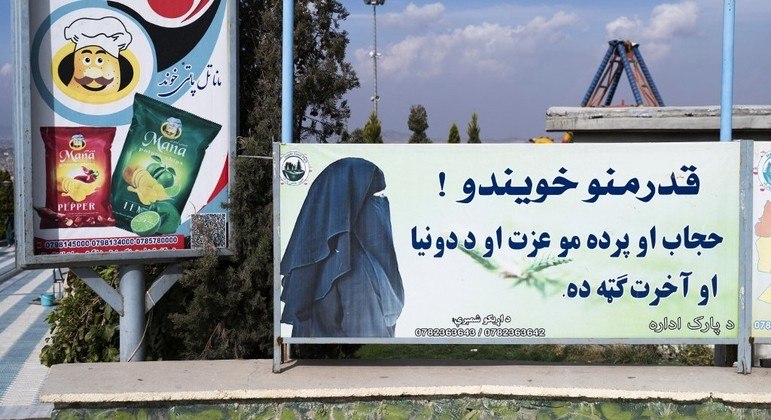 Placa no Afeganistão destaca a importância de as mulheres usarem o véu