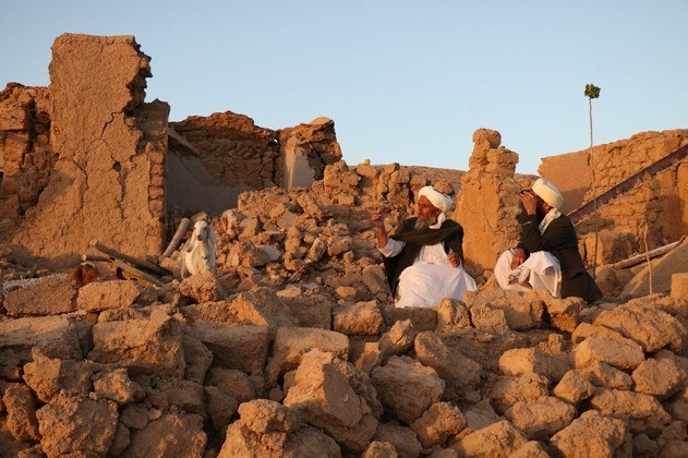 O terremoto, que abalou regiões localizadas a 30 km a noroeste da cidade de Herat, foi seguido por oito fortes tremores secundários. Os tremores de terra deixaram milhares de pessoas desabrigadas, e voluntários usaram ferramentas improvisadas para tentar encontrar as vítimas e os sobreviventes