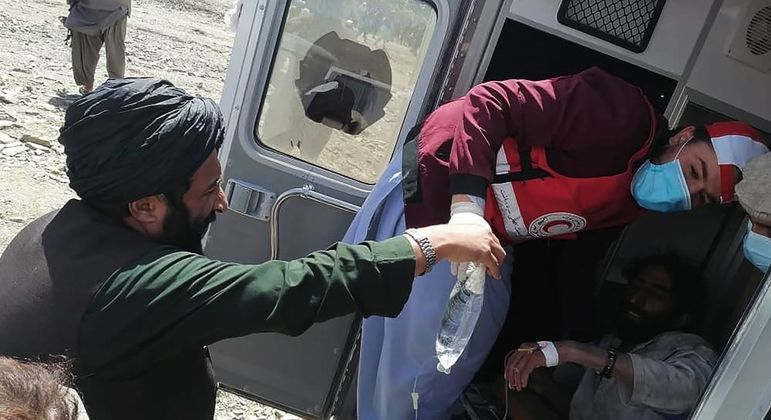 Equipe resgata vítima do terremoto