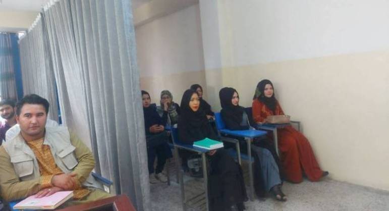 Alunos assistem aula em novas condições, na Universidade de Avicenna, em Cabul, no Afeganistão