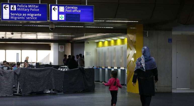 Afegãos acampam novamente em terminal do Aeroporto de Guarulhos