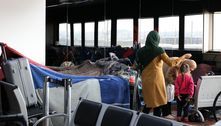 Afegãos levados ao litoral são trazidos para abrigo em Guarulhos