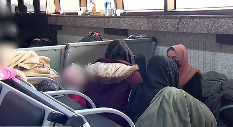 Refugiados afegãos se aglomeram em aeroporto de Guarulhos em busca de assistência