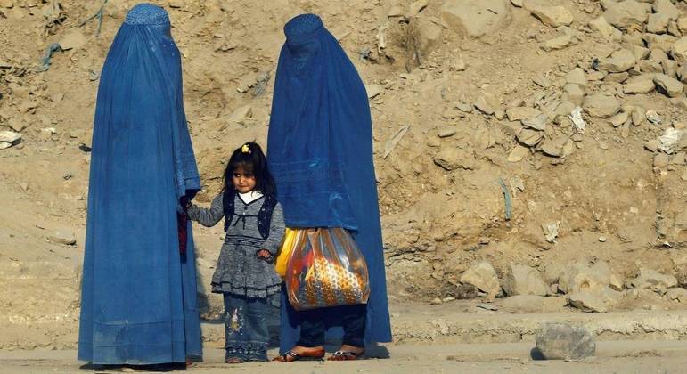 Mulheres afegãs sofrem com a perda de direitos após retorno do Talibã