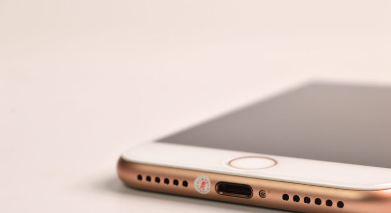 Afinal, por que os furinhos no celular são importantes? Aprenda a higienizar