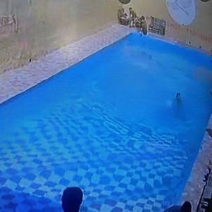 Nas imagens da câmera de segurança é possível ver que as pessoas não percebem o afogamento