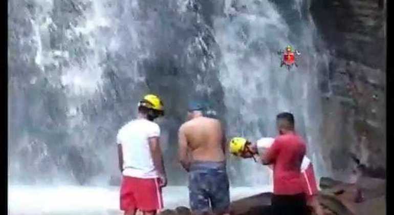 Vítima foi localizada pelos bombeiros embaixo da queda-d'água e não resistiu aos ferimentos