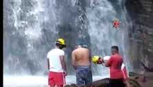 Homem tenta tirar selfie e morre ao cair em cachoeira de 30 metros