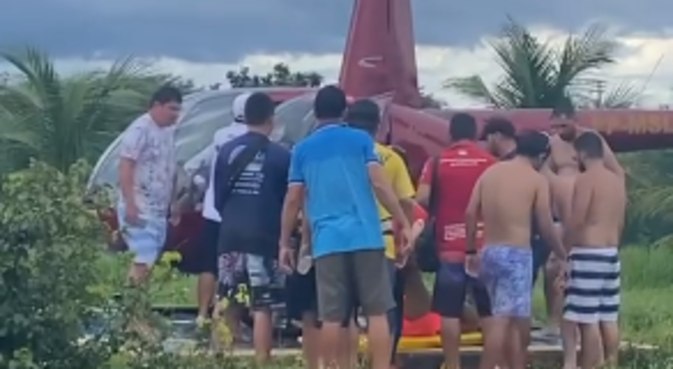 Turistas auxiliam no resgate de Uilgner Rodrigues, no Buraco Azul (CE)