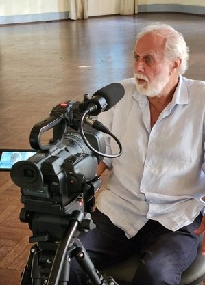 O ex-craque Afonsinho na gravação do documentário da Cultura