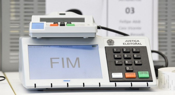 Desembargador do Rio promete mandar prender quem reclamar da urna eletrônica