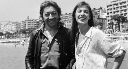 A atriz britânica Jane Birkin e o cantor francês Serge Gainsbourg posam durante o Festival de Cinema de Cannes, em Cannes, sul da França, em 22 de maio de 1976. 