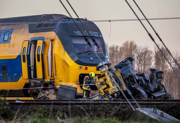 Cerca de 60 pessoas estavam a bordo no momento da tragédia que aconteceu nessa linha muito movimentada, que liga Amsterdã a Bruxelas e Paris. O trajeto foi interrompido por algumas horas, segundo as autoridades ferroviárias