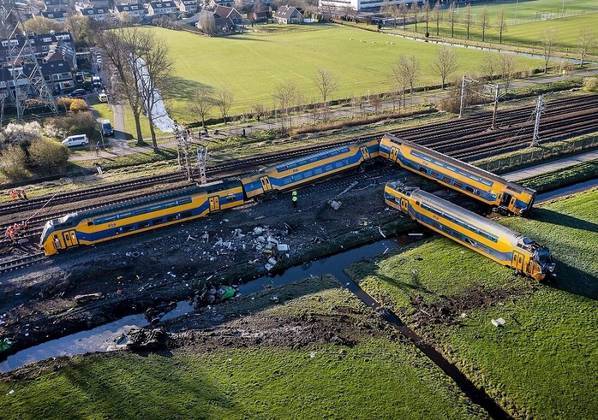 Um acidente com um trem de alta velocidade de dois andares, na altura da cidade de Voorschoten, na linha entre Haia e Amsterdã, capital da Holanda, causou ao menos uma morte e deixou 30 pessoas feridas nesta terça-feira (4)
