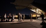 AFGHANISTAN-AUSTRALIA-CONFLICT
This handout photo taken and received on August 18, 2021 from the Australian Department of Defence shows people boarding the first Australian Defence Force evacuation flight in Kabul.
SGT Glen McCarthy / AUSTRALIAN DEPARTMENT OF DEFENCE / AFP