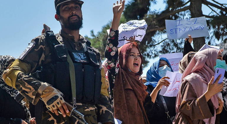 Afeganistão enfrenta protestos depois que o Talibã assumiu o poder do país