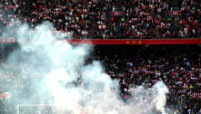 Clássico entre Ajax e Feyenoord é suspenso por arremesso de sinalizadores e vandalismo