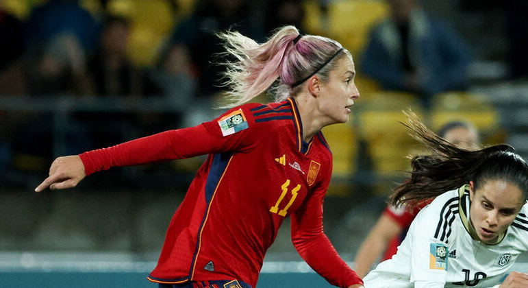 Até a melhor jogadora do mundo, Alexia Putellas, decidiu mudar as madeixas! A espanhola, que costuma manter os fios loiros, ousou e pintou a cabeleira de rosa