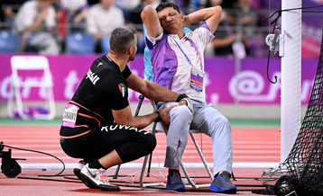 Errou o alvo! Atleta lança martelo em oficial, que sofre fratura exposta; veja fotos (WILLIAM WEST / AFP - 30.09.2023)