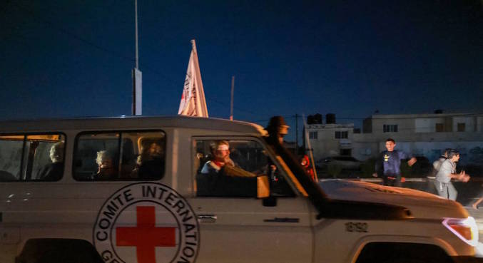 Veículo da Cruz Vermelha transporta reféns libertados pelo Hamas