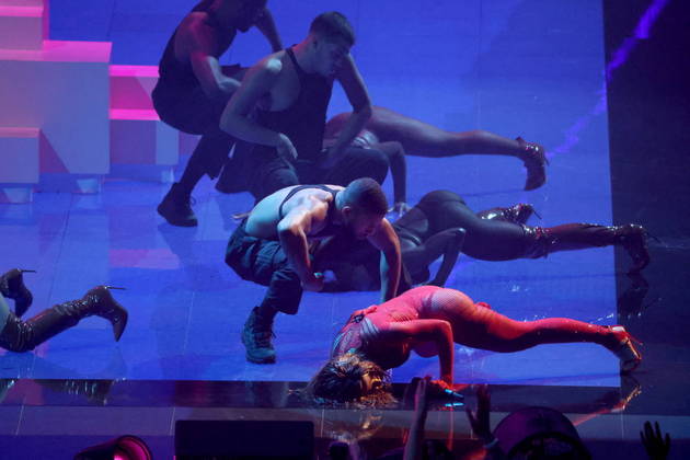 Envolver é o hit mais bem-sucedido da carreira internacional de Anitta. A canção chegou ao primeiro lugar na lista de mais tocadas no mundo todo na plataforma de streaming Spotify