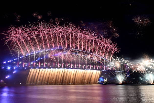 A ponte que é cartão-postal de Sydney ficou completamente iluminada com os fogos