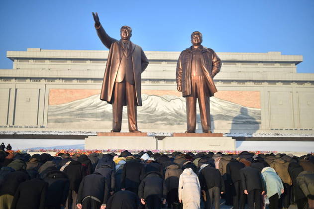 Na manhã deste domingo, os habitantes prestaram um tributo em frente às estátuas do presidente Kim Il-sung e de Kim Jong-il em Pyongyang