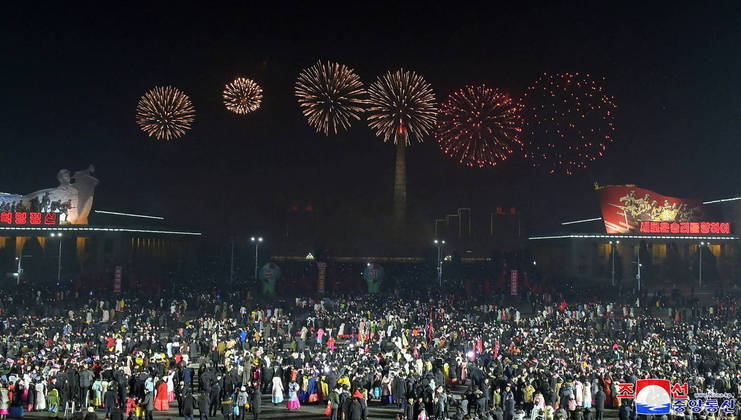 Não é só em Copacabana. O regime do ditador Kim Jong-un também usa dos fogos de artifício para entreter a população 