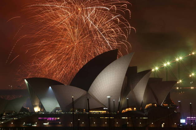 Todo ano é igual: já é Ano-Novo na Austrália e em boa parte da Ásia! Em Sydney, capital econômica da Austrália (já que a capital federal é Canberra), os fogos de artifícios, chamados de 