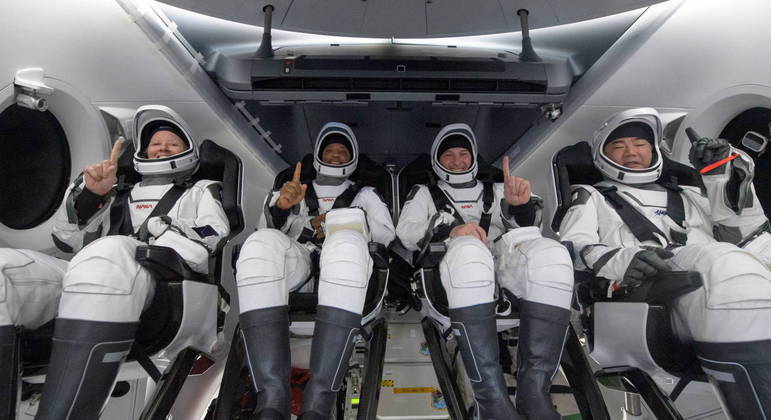 Cápsula Crew Dragon trouxe quatro astronautas de volta à Terra