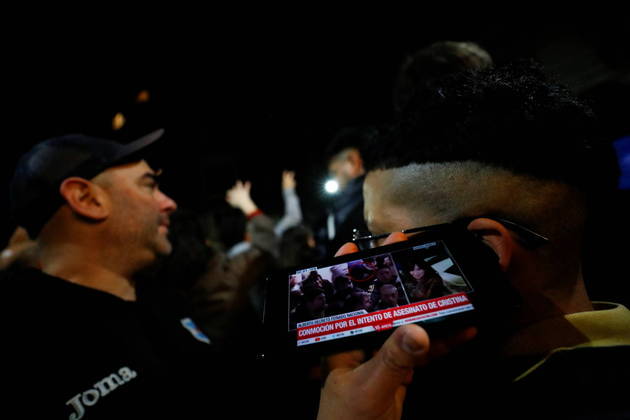 O ataque repercutiu rapidamente no país e no mundo. Nesta foto, um homem tenta conseguir informações, via smartphone, sobre o ataque a arma contra Cristina
Kirchner 