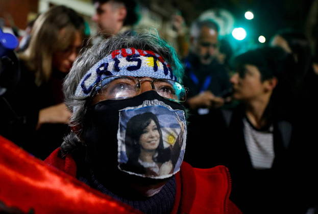 Os apoiadores estavam em frente à casa da política no momento do atentado. Eles a aguardavam para receberem autógrafos e demonstrarem apoio, já que Kirchner enfrenta críticas públicas e é alvo de processo criminal. A Justiça quer uma pena de 12 anos de prisão para a ela