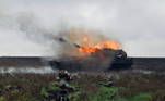 Por outro lado, a Ucrânia tenta contra-atacar. Nesta foto, um tanque ucraniano dispara no fronte de guerra localizado na região de Donetsk