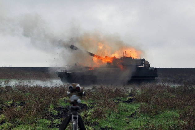 Por outro lado, a Ucrânia tenta contra-atacar. Nesta foto, um tanque ucraniano dispara no fronte de guerra localizado na região de Donetsk