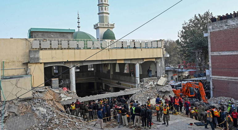 Quase 90 pessoas morreram em decorrência de um atentado a mesquita no Paquistão