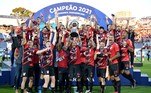 Jogadores do Athletico-PR levantam a taça de bicampeão da Copa Sul-Americana