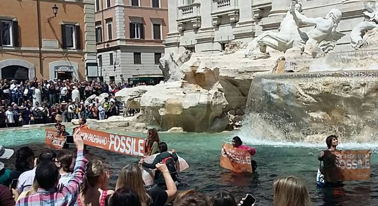 Ativistas ambientais pintam de preto água da Fontana di Trevi durante protesto em Roma