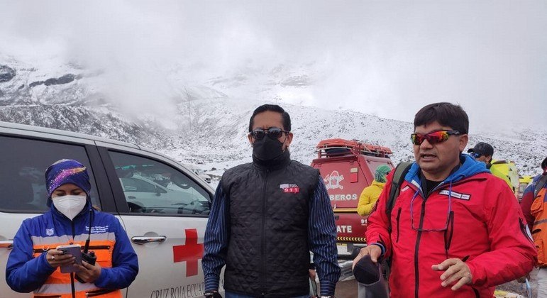 Equipes de resgate foram até o local da avalanche