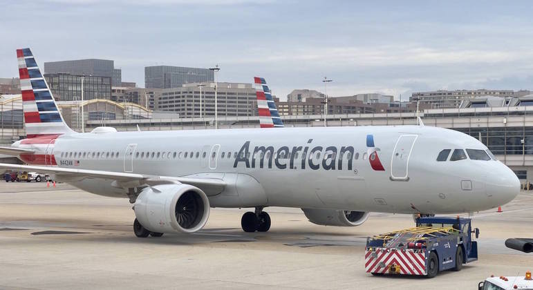 Avião da American Airlines sofreu rombo depois de ser atingido por raio durante voo